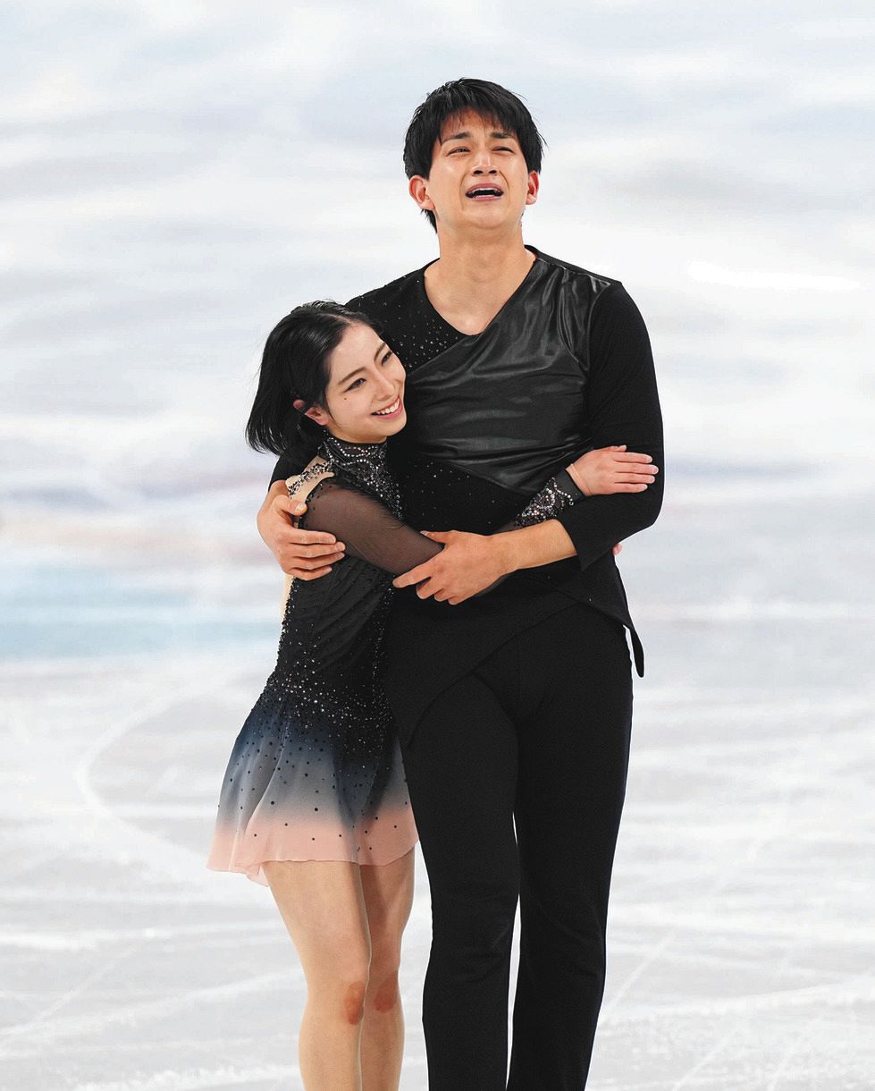 写真 やりきった 演技を終え抱き合うりくりゅう 木原龍一の目には 中日スポーツ 東京中日スポーツ