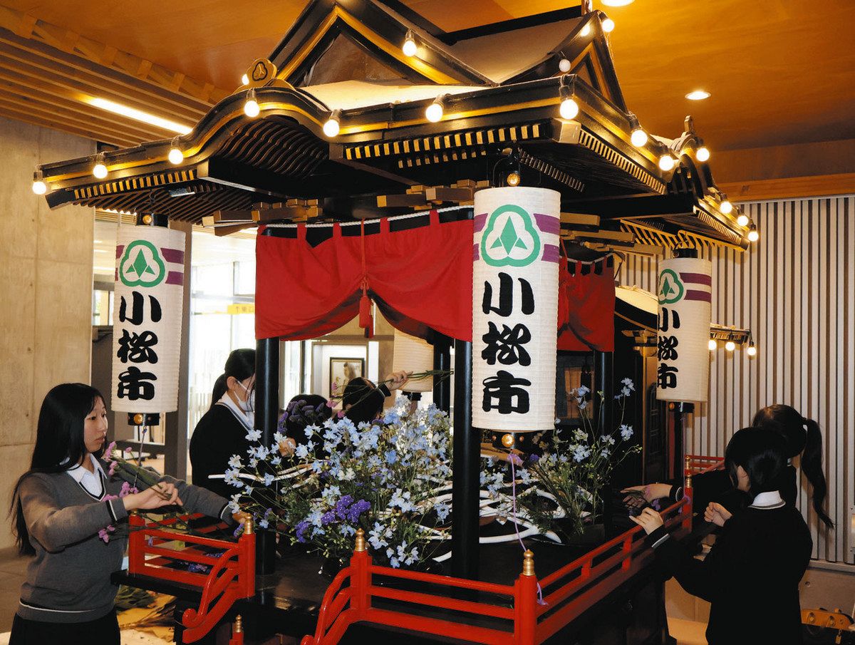 明峰高生が小松駅を生け花で彩る