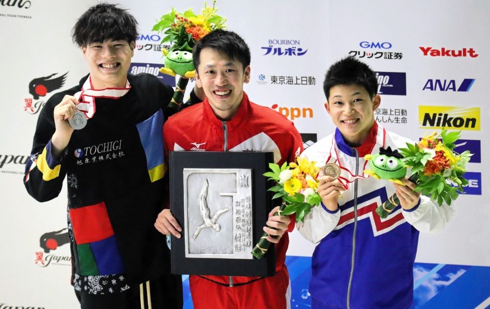 表彰式で笑顔を見せる（左から）須山晴貴、坂井丞、玉井陸斗