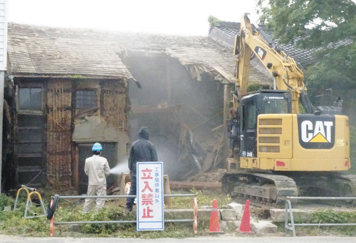 旧家解体時蔵出し　臑当　年代物 もったいなさすぎる。でも、解体するしかない崩れかけた土蔵。 - Blog