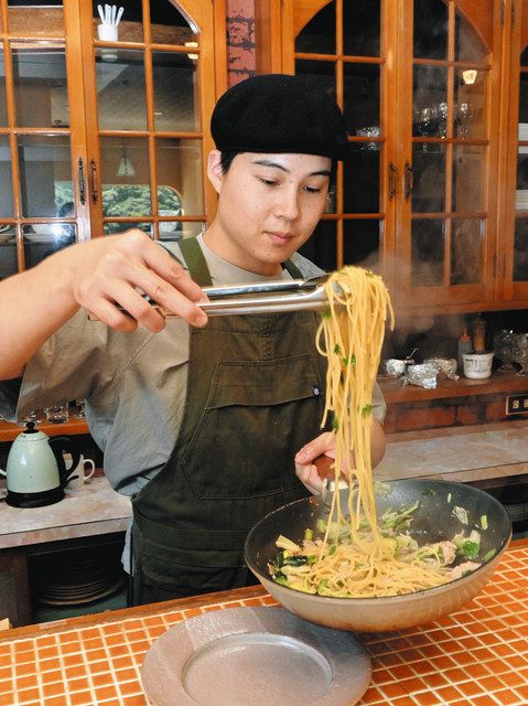 尾鷲の魚を使ったペペロンチーノを盛り付ける原口さん＝尾鷲市九鬼町の網干場で 