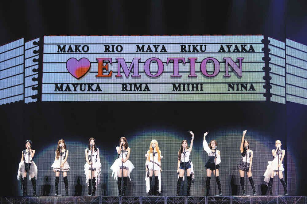 NiziU、大号泣で3年半ぶりドームツアー完走 西野カナがサプライズ出演
