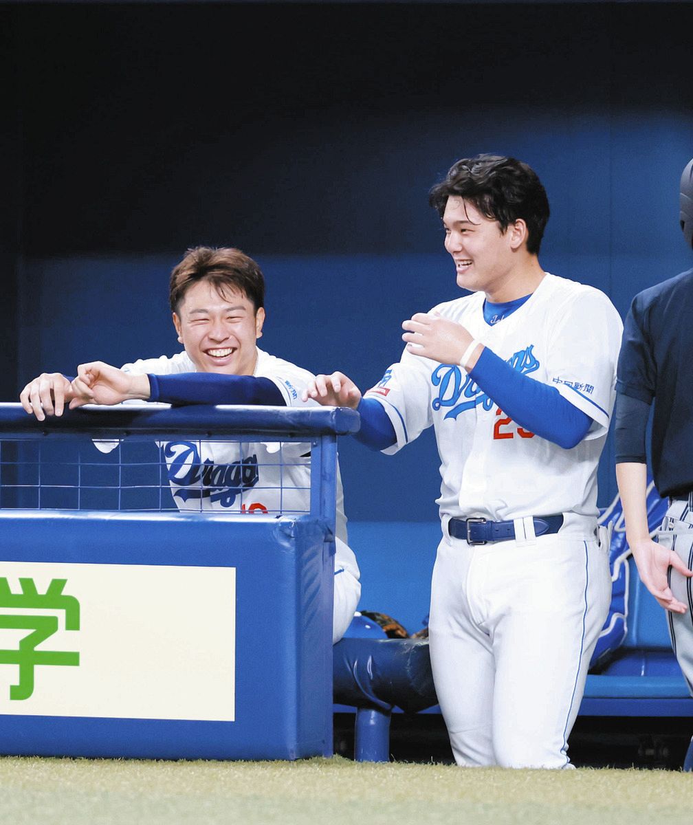 ◇中日・高橋宏斗、逆転打放った石川昂弥と笑顔【写真】：中日スポーツ