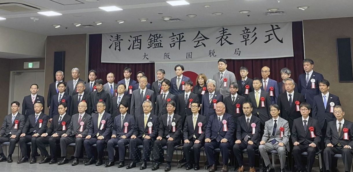 　清酒鑑評会の表彰式で記念写真に納まる受賞者ら＝３０日午前、大阪市