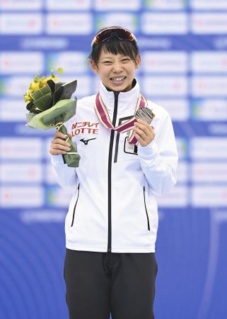 女子マススタートで2位となり表彰式で銀メダルを手に笑顔を見せる高木菜那
