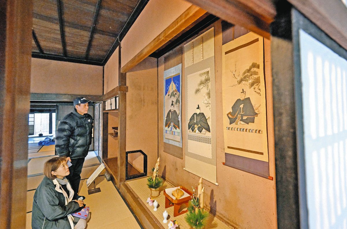 初天神、伝統の風景 福井市で藤原道真の掛け軸並ぶ：中日新聞Web