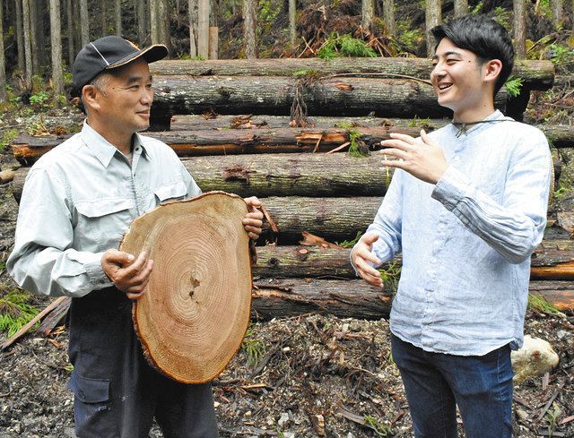 木のお茶について話し合う三浦さん（左）と内山さん＝津市美杉町丹生俣で 