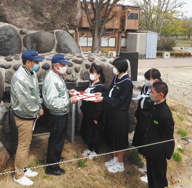 20歳の自分に宛てた 中3の立志箋、石塔へ 入善LC納める：北陸中日新聞Web