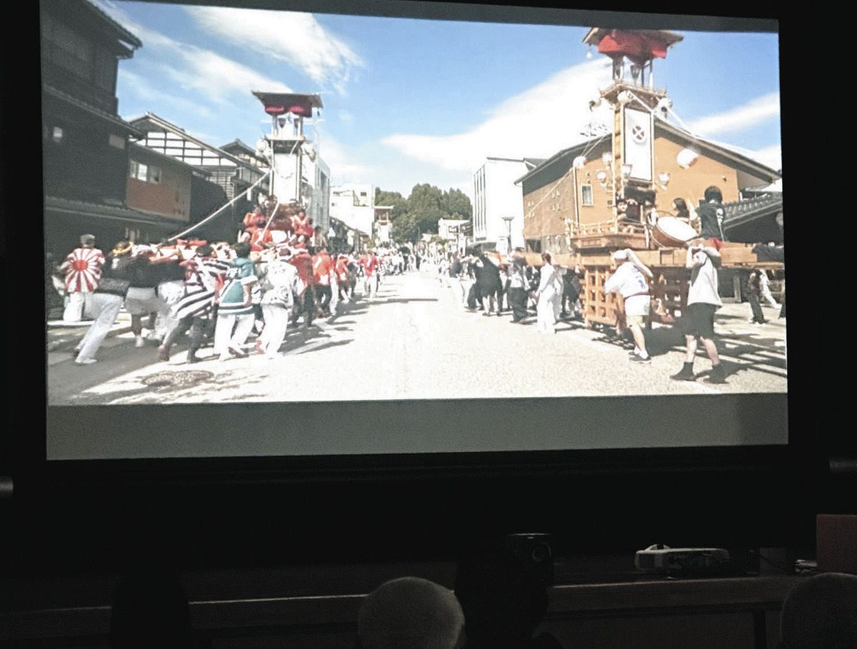 地元住民らが参加した映画の試写会＝18日、石川県能登町役場で