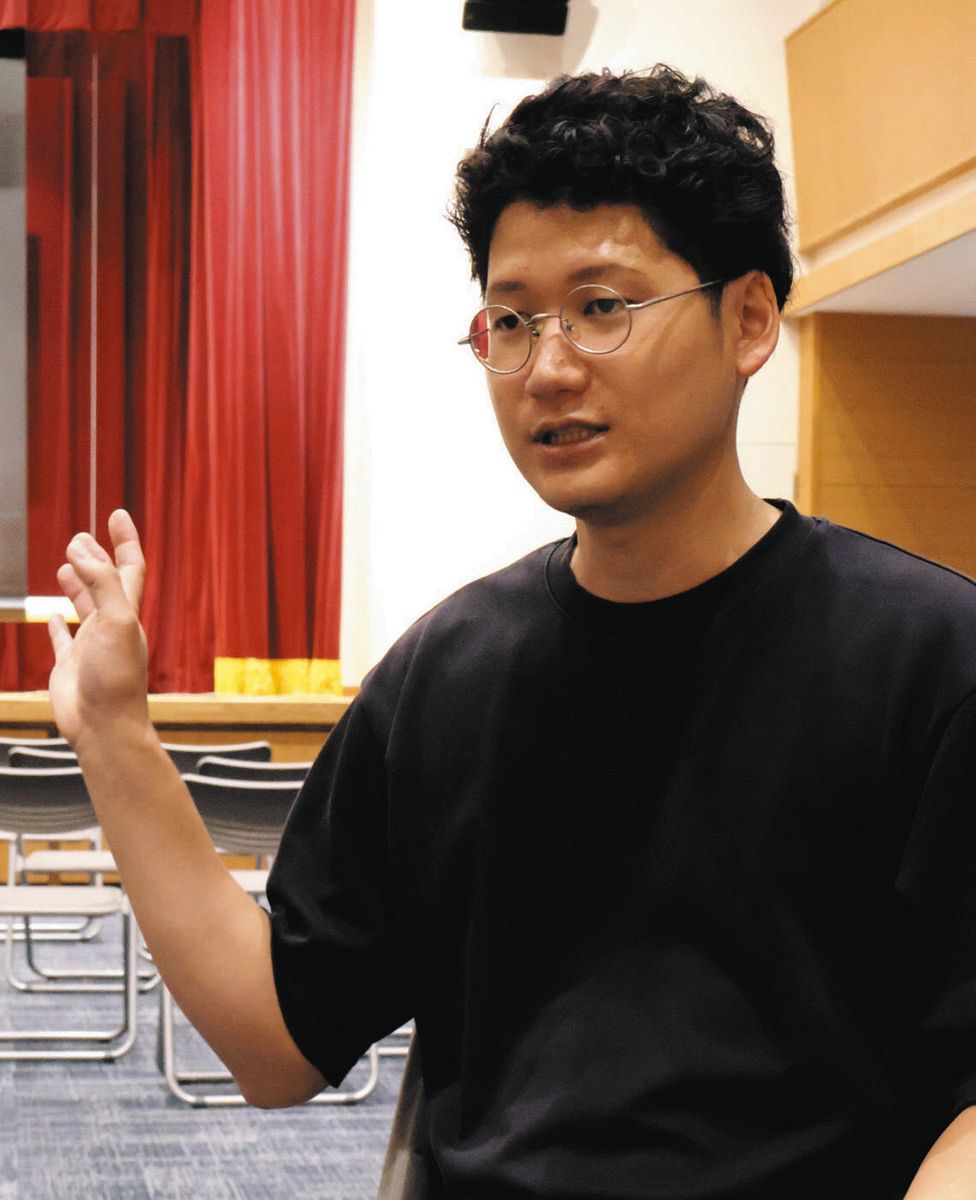 映画や祭りについて語る田中大志さん＝18日、石川県能登町役場で