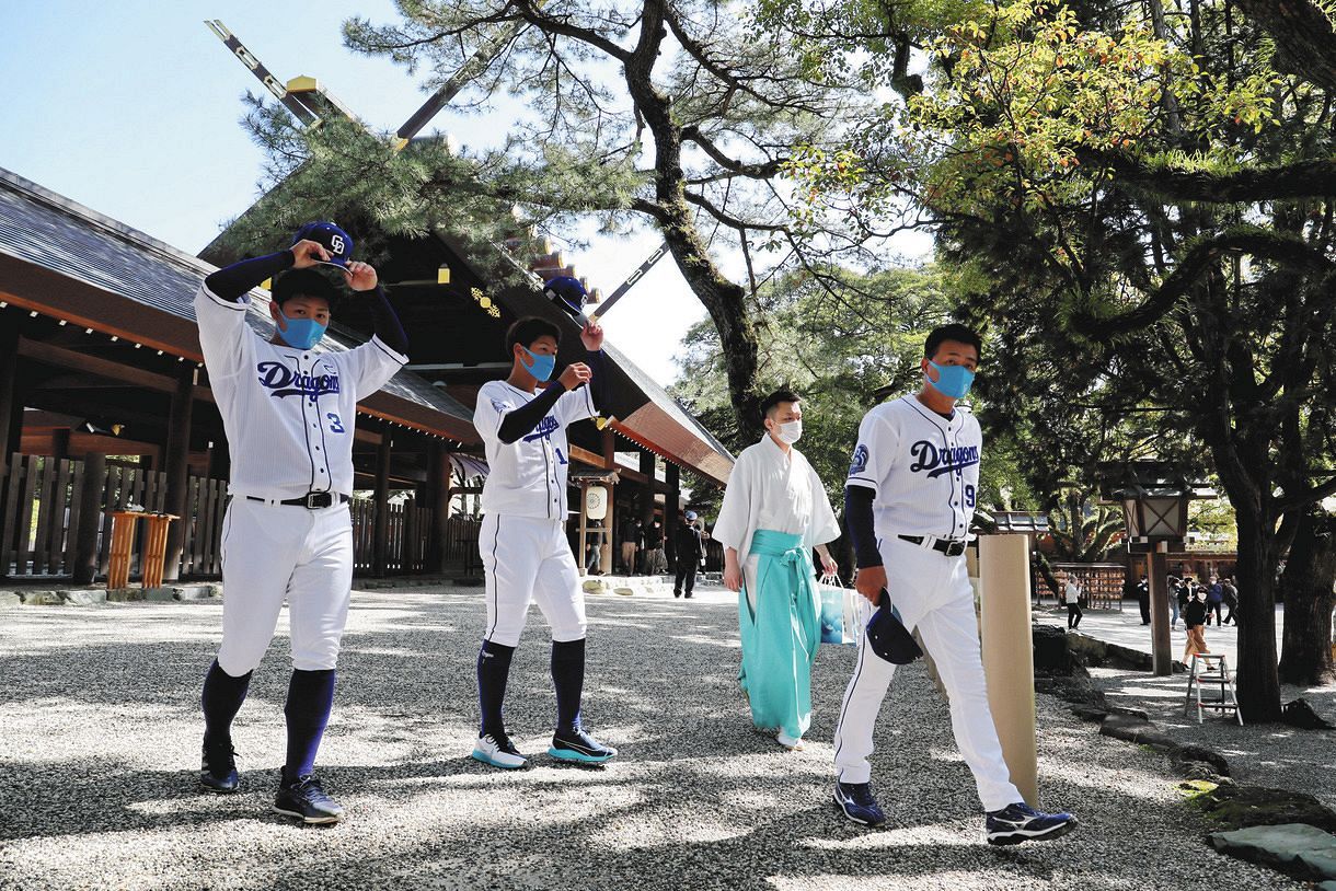 プロ野球セ・リーグの開幕を前に、必勝祈願に訪れた与田監督（右）と（左から）高橋周、京田ら