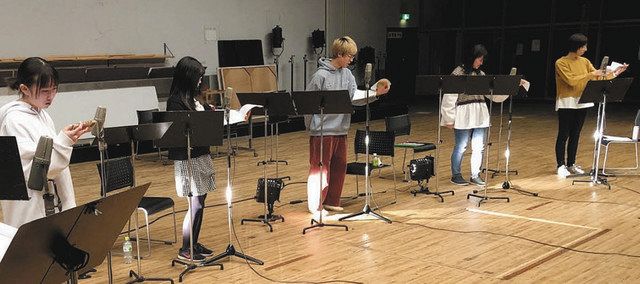 尾州を題材にしたラジオドラマを収録する出演者ら＝一宮市朝日の一宮市民会館で（同館提供） 