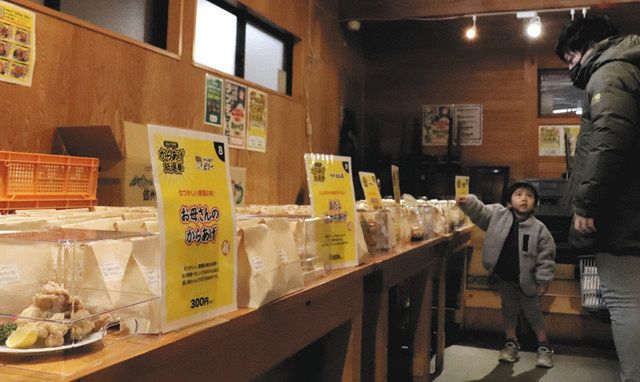 １２店舗のから揚げ商品が並ぶ会場＝飯田市の「からあげビリー」で