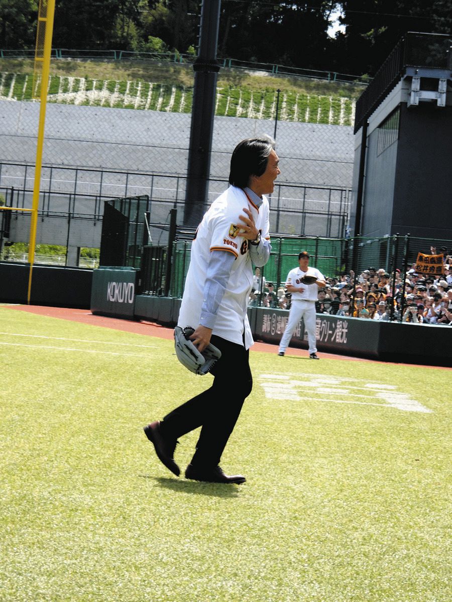 松井秀喜さん、巨人ファーム新球場で始球式 ワンバウンドに