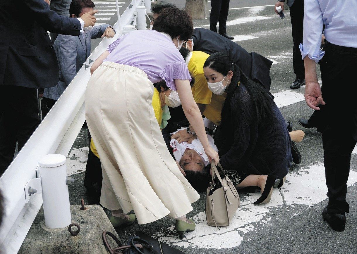 奈良市で街頭演説中に不審な男に襲われ、路上に倒れた自民党の安倍元首相（中央）＝８日午前１１時３２分