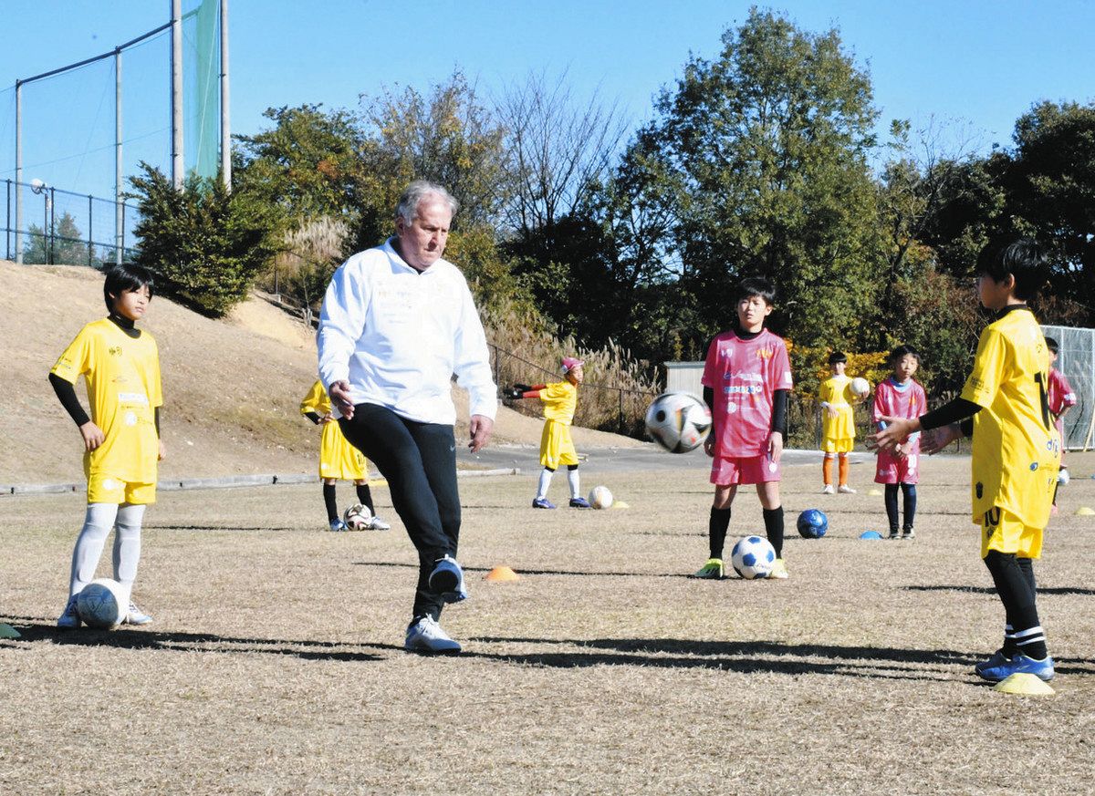 実演しながら参加者にアドバイスするジーコさん（左から2人目）＝土岐市泉町定林寺の市総合活動センターで