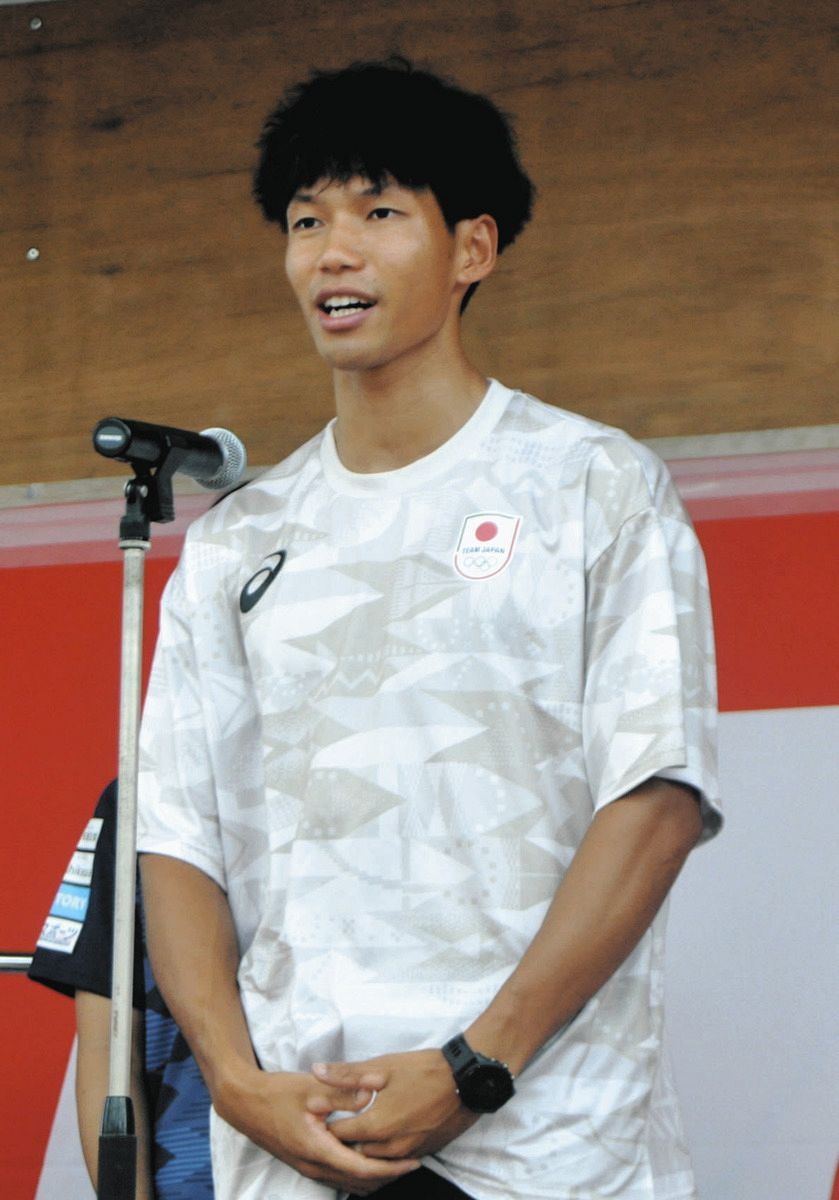 開幕式典のあいさつで感謝を述べる田中選手＝中津川市で