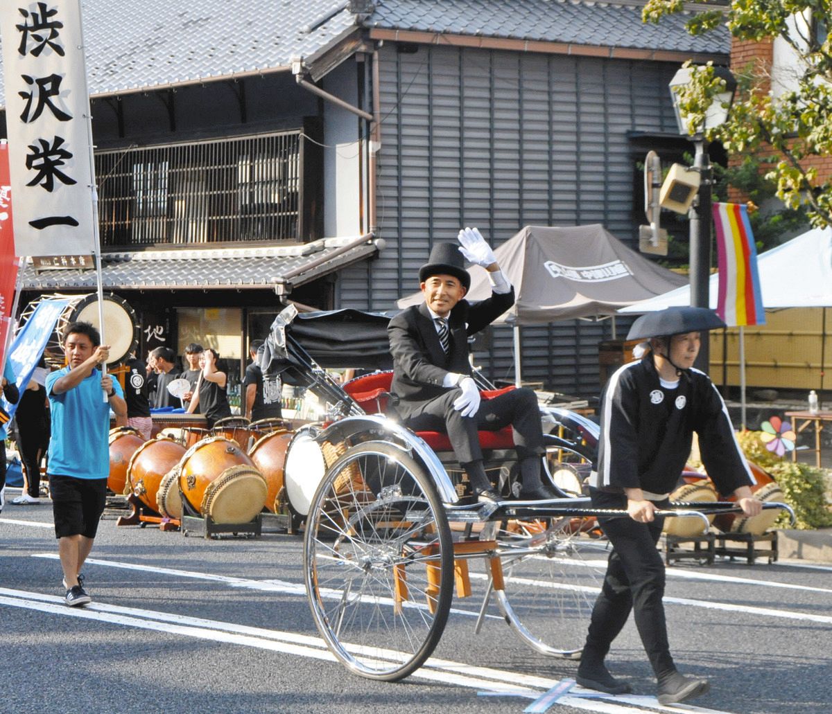渋沢栄一にふんし、人力車で開幕式典に登場した小栗市長＝中津川市で