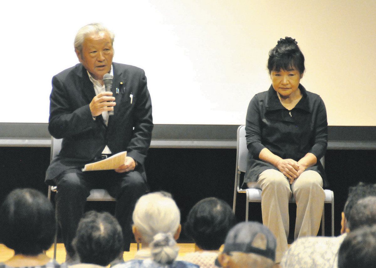 遺族会の思いを観客に直接伝える藤井会長（左）と妻の湯美子さん＝中津川市蛭川の蛭子座で
