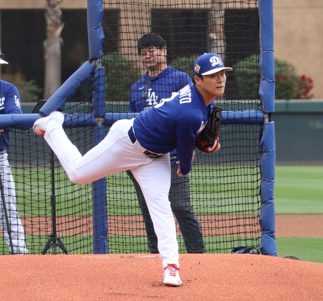 山本由伸、キャンプ初日WBC”前哨戦”、スミスら出場組に熱投…熱視線の