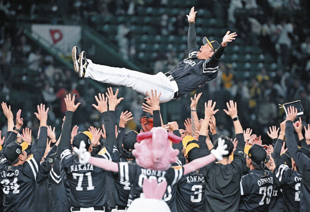 ソフトバンク5年ぶり日本一、小久保監督は9度宙に舞う 牧原大成、中村