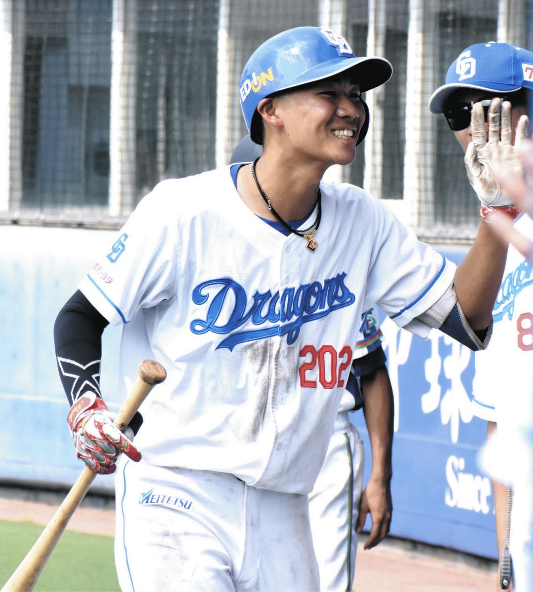 中日・中村奈一輝、”プロ1号” 矢場とんとの練習試合で2ラン：中日