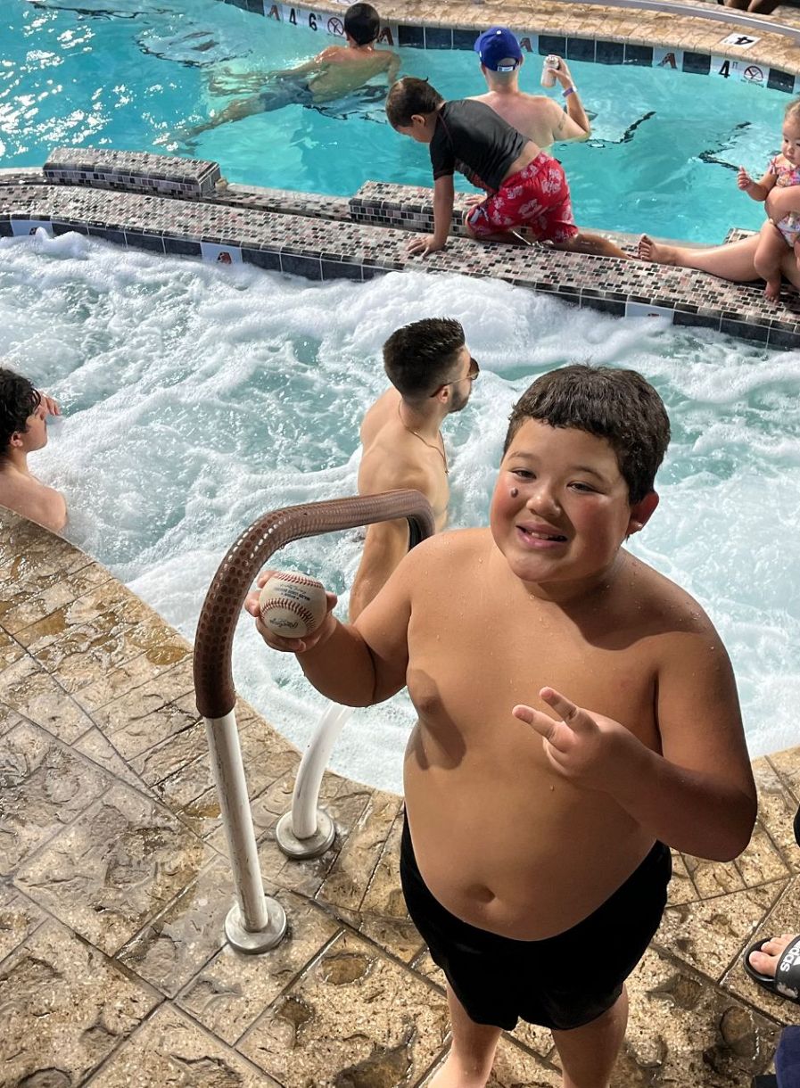 大谷翔平54号「プール」弾、10歳野球少年が”水中キャッチ”…海パン姿で