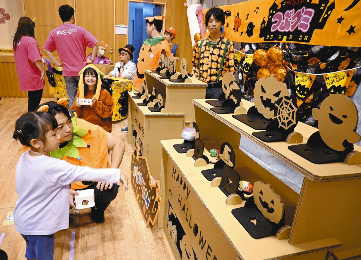 的当てゲームで遊ぶ子どもら＝名古屋・西区役所で
