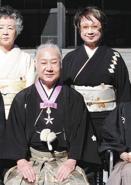２００９年１１月、文化勲章の親授式を終え、妻の扇千景さん（右）と記念写真に納まる歌舞伎俳優の坂田藤十郎さん
