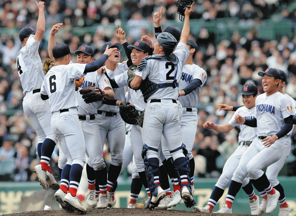選抜高校野球大会決勝で智弁和歌山を破り優勝し、歓喜の横浜ナイン
