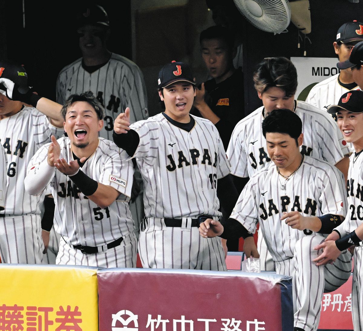 ◇侍ジャパン・鈴木誠也、ベンチで「茶道ポーズ」をアピール【写真