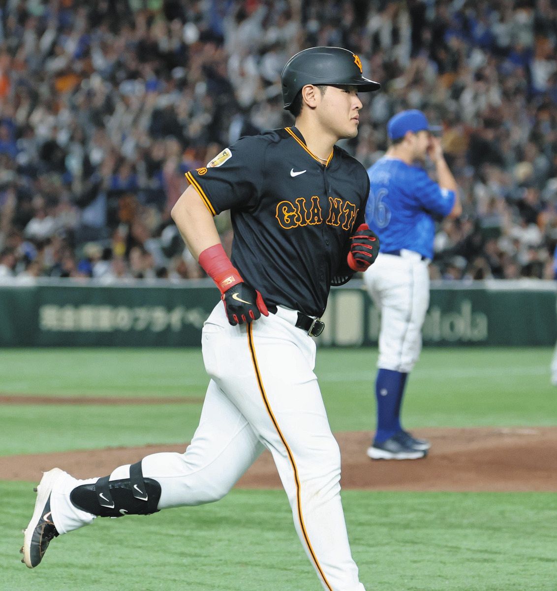 巨人・岡本和真、好相性のDeNA・バウアーから2発…本塁打、打点でリーグ