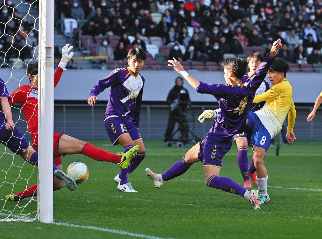 滋賀県代表の近江高校が初の決勝進出 全国高校サッカー、準決勝で堀越