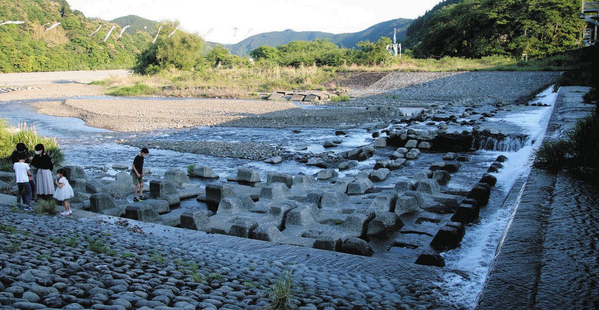 ＜あぶない！＞川のコンクリートブロック 中央に空洞、渦発生も：中日新聞Web