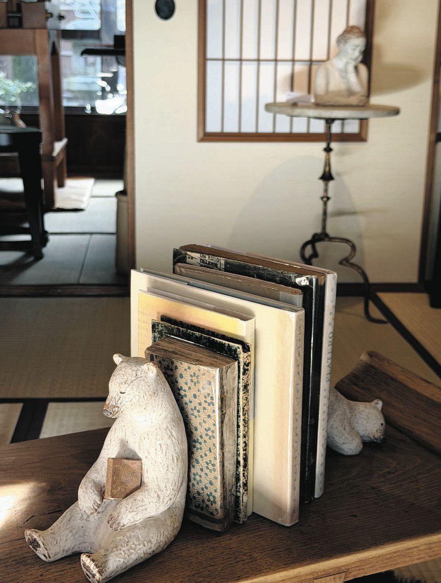 棚にたたずむ陶彫 書架の周辺 廣川智子さん個展：北陸中日新聞Web