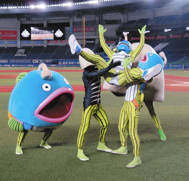 ロッテ公式 謎の魚 が本拠地で引退セレモニー 観客の姿なく幕張名物の強風吹きすさぶなか粛々と 中日スポーツ 東京中日スポーツ
