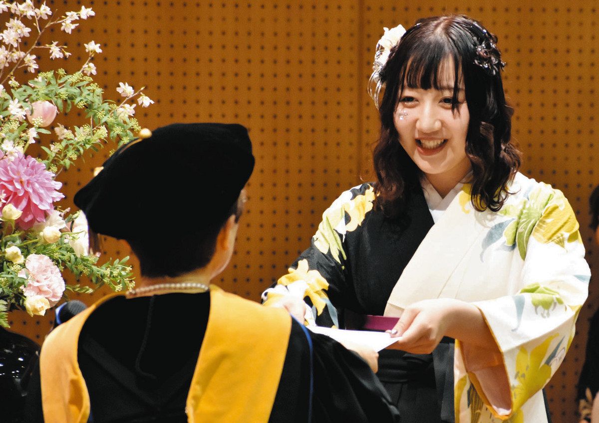 学位記を受け取る卒業生（右）＝津市の県立看護大で