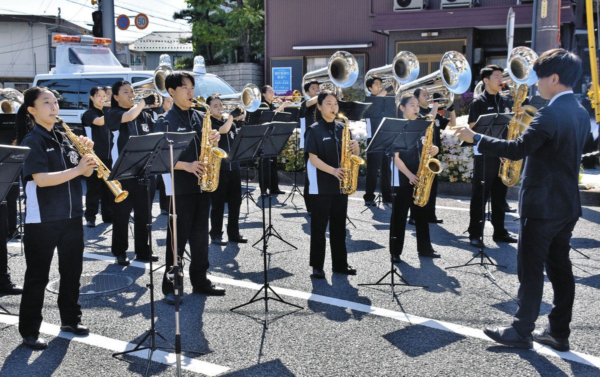 美しい音色でランナーを送り出した吹奏楽部員ら＝岐阜市で