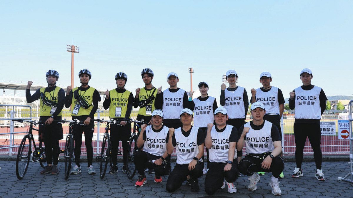 警戒に当たったランニングポリスとサイクルポリス＝岐阜市の岐阜メモリアルセンターで