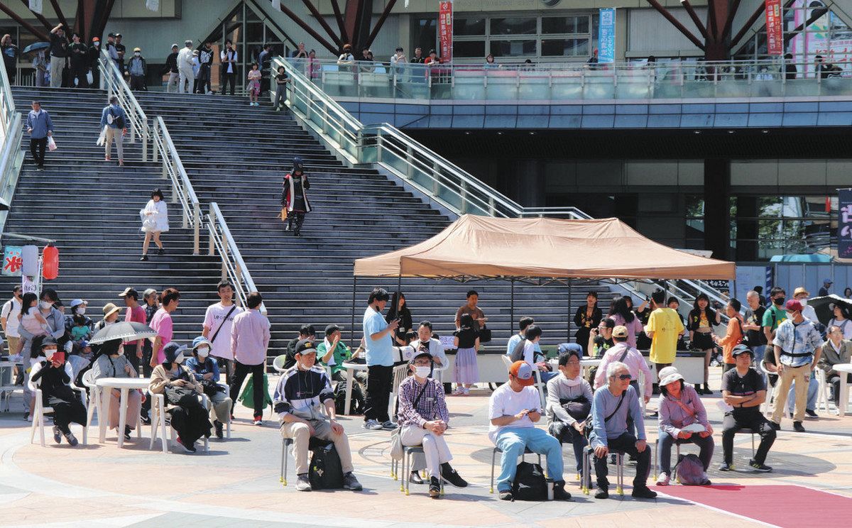 大型ビジョンでレースを楽しむ人ら＝JR岐阜駅前の信長ゆめ広場で