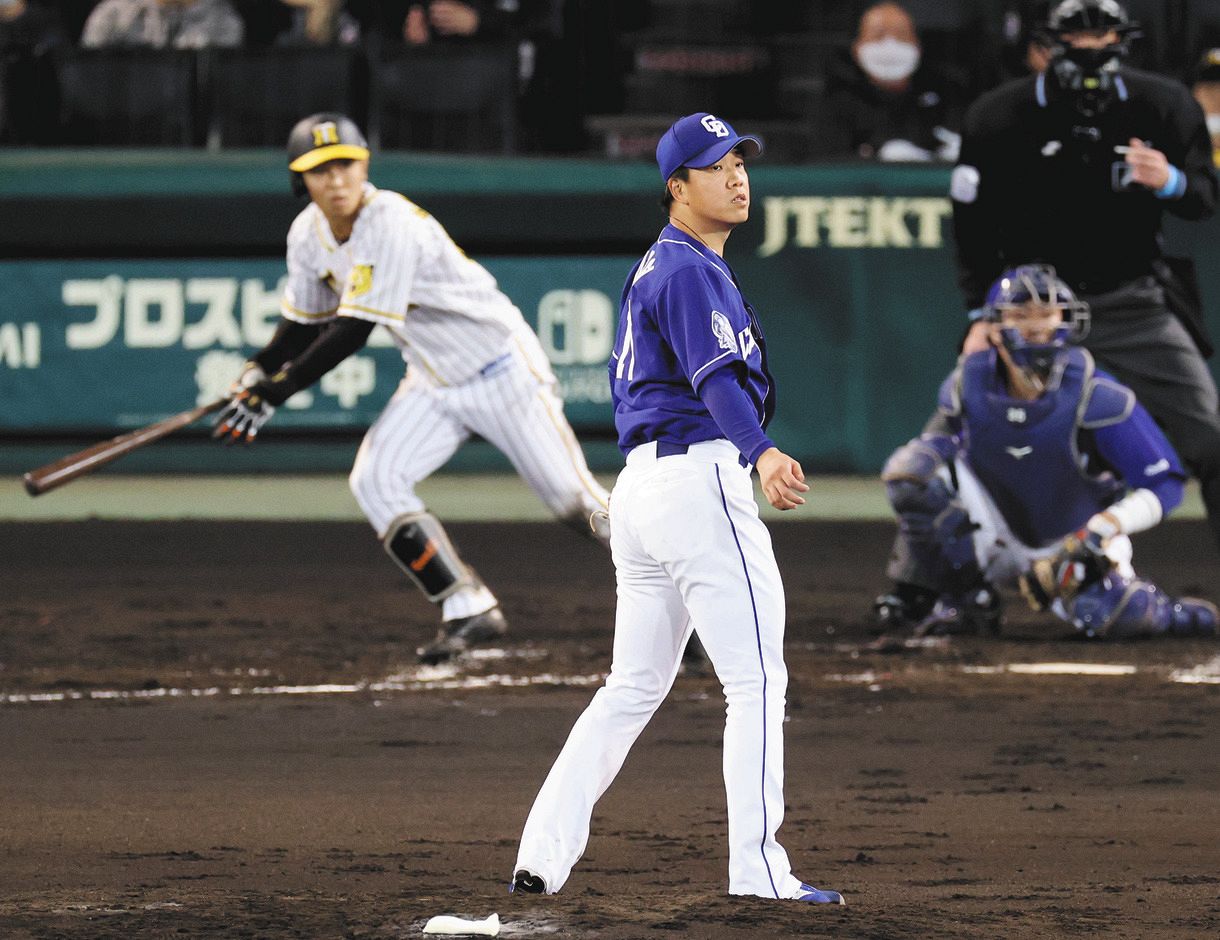 阪神―中日　２回裏１死二、三塁、島田に２点二塁打を許す柳＝21日