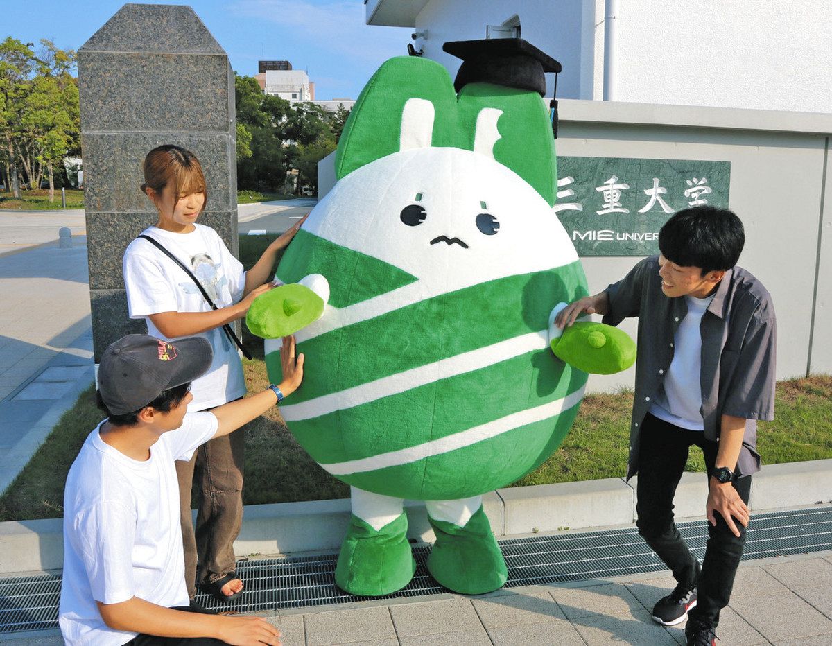 学生たちと触れ合うミールド＝津市の三重大で
