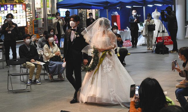 マスクで結婚の誓い 福井で模擬挙式 日刊県民福井web マスクで結婚の誓い 福井で模擬挙式 日刊県民福井web