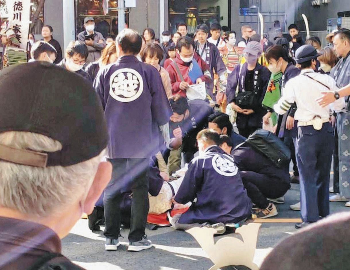 名古屋まつりで信長役が落馬　肋骨骨折「馬が急に2、3回後ろ脚を上げ…」：中日新聞Web