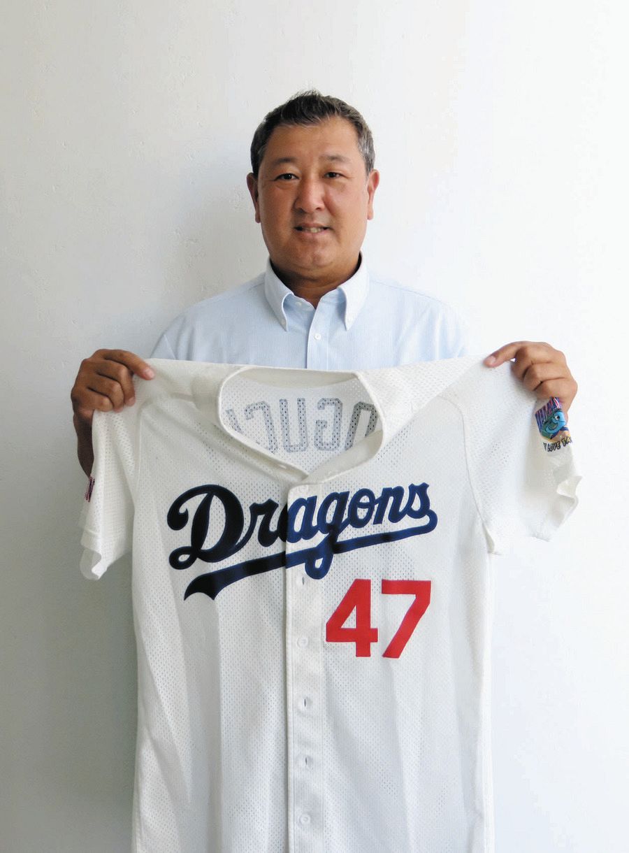 自宅で保管していた自らのユニホームを手にする野口茂樹さん