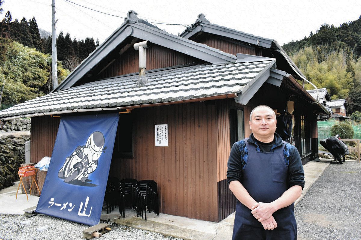 脱サラし、山奥でラーメン屋を始めた上地さん＝津市美杉町太郎生のラーメン山で
