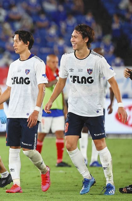 12日の横浜Mとの試合後、笑顔を見せるFC東京・橋本（右）