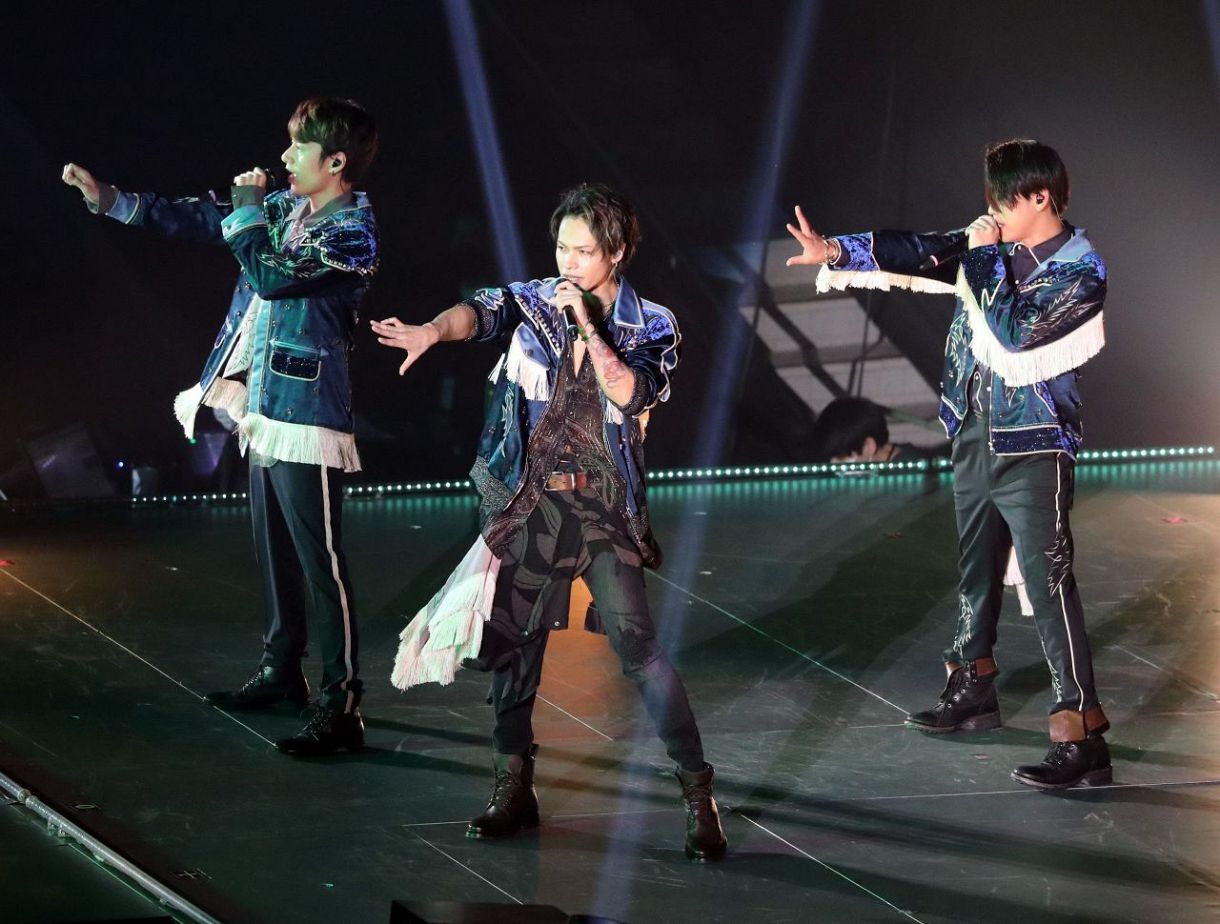 熱唱するKAT-TUNの（左から）中丸雄一、上田竜也、亀梨和也
