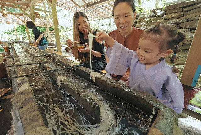 名水が運ぶ、夏だけの味 岐阜・郡上市の「流しそうめん」の名所【推し