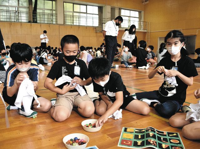 輪ゴムやビニールひもを使って有松絞に挑戦する児童たち＝日進市岩崎町の北小で 